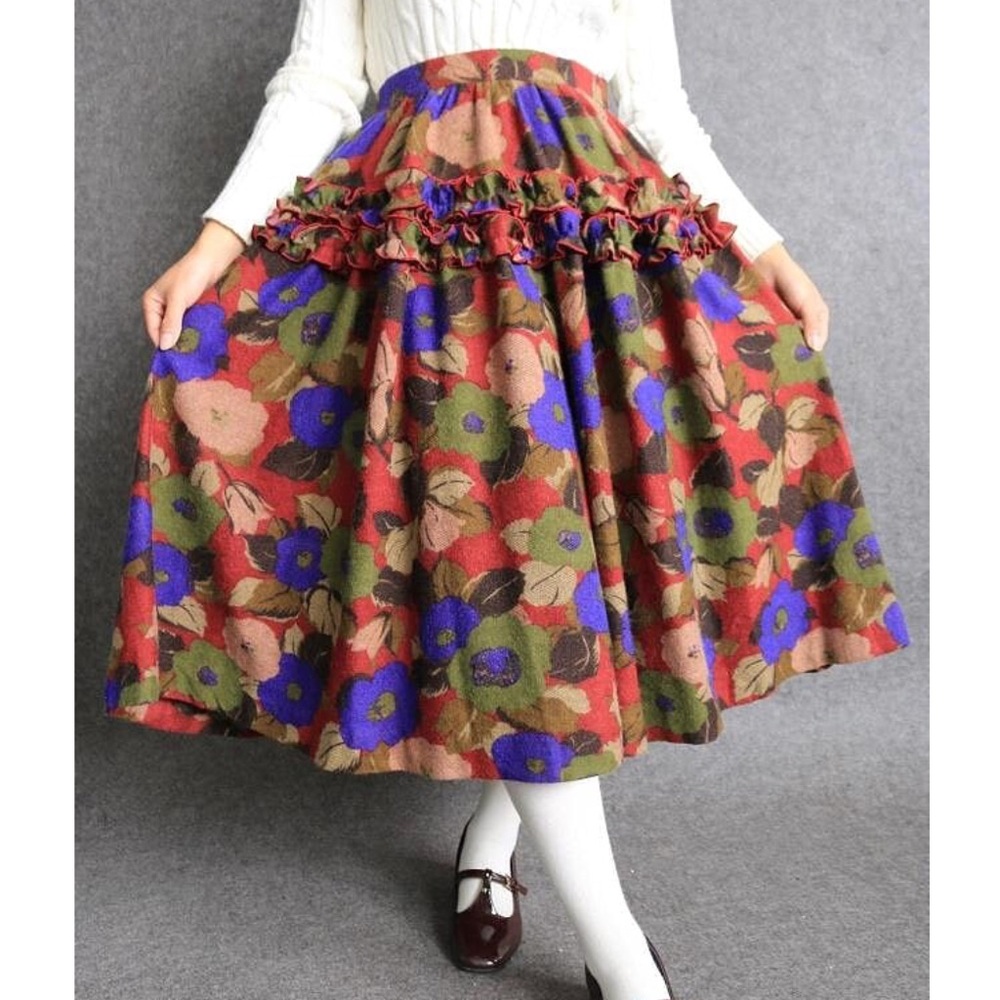 Stunning vintage wool skirt. 26”-27” waist